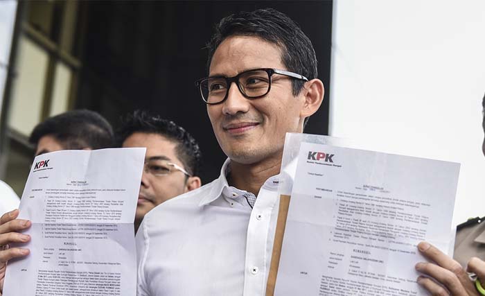 Wakil Gubernur DKI Jakarta terpilih Sandiaga Salahuddin Uno  menunjukan surat panggilan saat tiba untuk menjalani pemeriksaan di gedung KPK, Jakarta, Selasa (23/5). Sandiaga Uno diperiksa KPK sebagai saksi untuk tersangka mantan Direktur Utama PT Duta Graha Indah, Dudung Purwadi, dalam dua kasus berbeda, yakni kasus pengadaan alat kesehatan di RS Khusus Pendidikan Penyakit Infeksi dan Pariwisata Universitas Udayana, serta kasus pembangunan wisma atlet di Palembang. (foto: hafidz/antara)