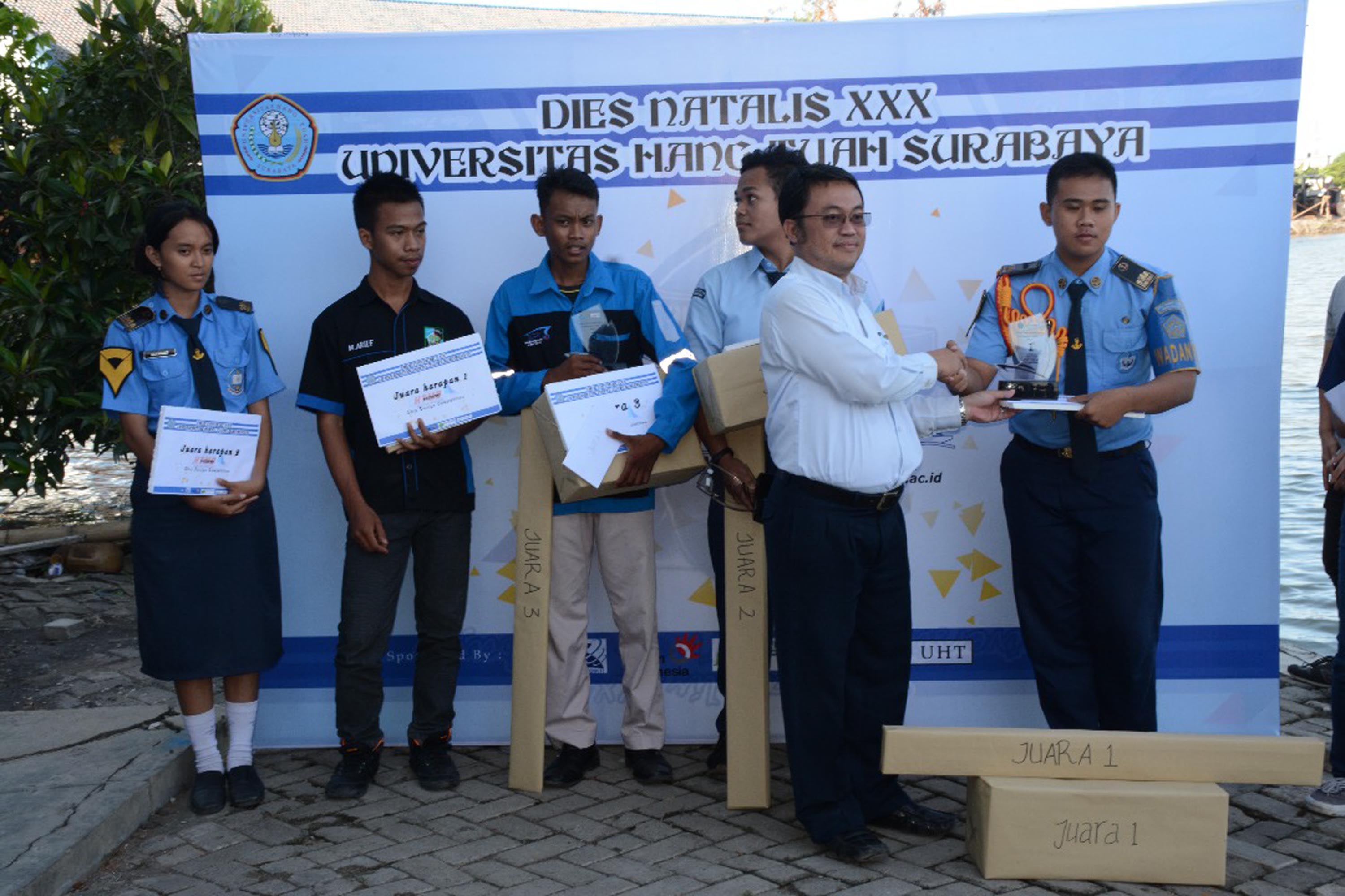 Kepala Jurusan Teknik Ilmu Kelautan UHTArif Winarno, S.T,.M.T.saat menyerahkan  Piagam  kepada siswa SMA Hang Tuah 5 Sidoarjo yang keluar sebagai juara pertama loma HTMB Serie 2-2017