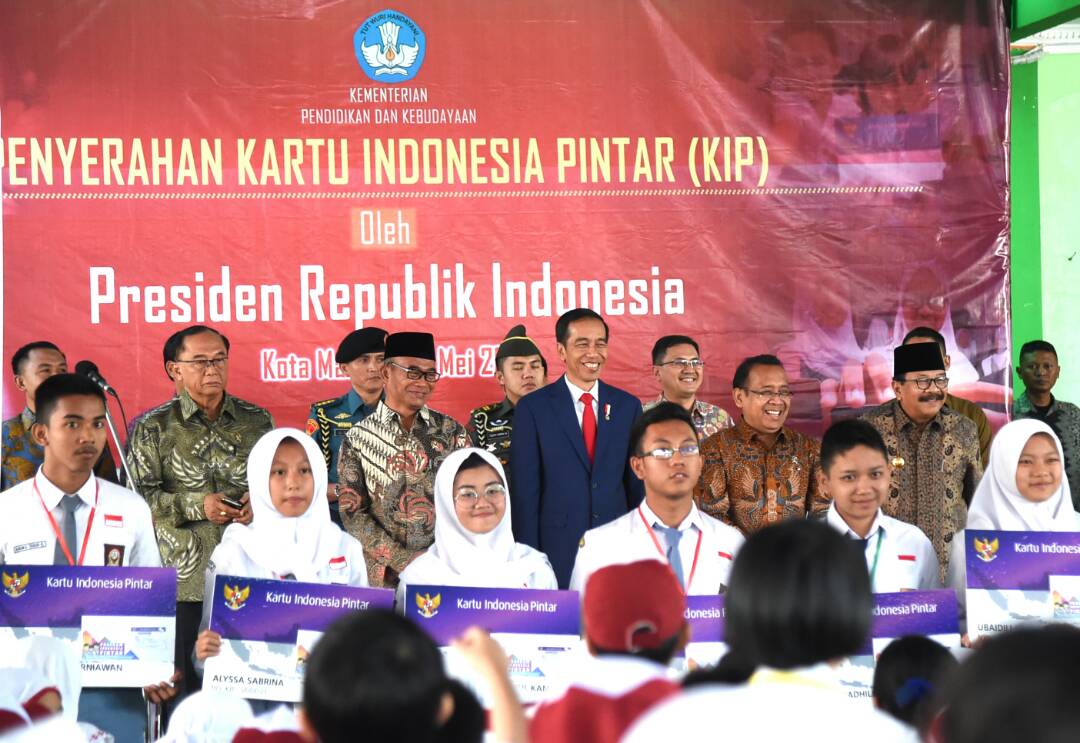 Presiden Republik Indonesia, Joko Widodo, yang turun langsung menyerahkan Kartu Indonesia Pintar (KIP) kepada siswa-siswi dari tingkat SD hingga SMA di Kota Malang, Rabu (24/5). (Foto: Biro Pers Setpres)