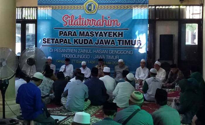 Ketua Umum PKB  Muhaimin Iskandar bersama para kiai sewilayah Tapal Kuda, di Pesantren KH Zainul Hasan Genggong,  Probolinggo, hari Rabu (24/5) sore. (foto: bisri)