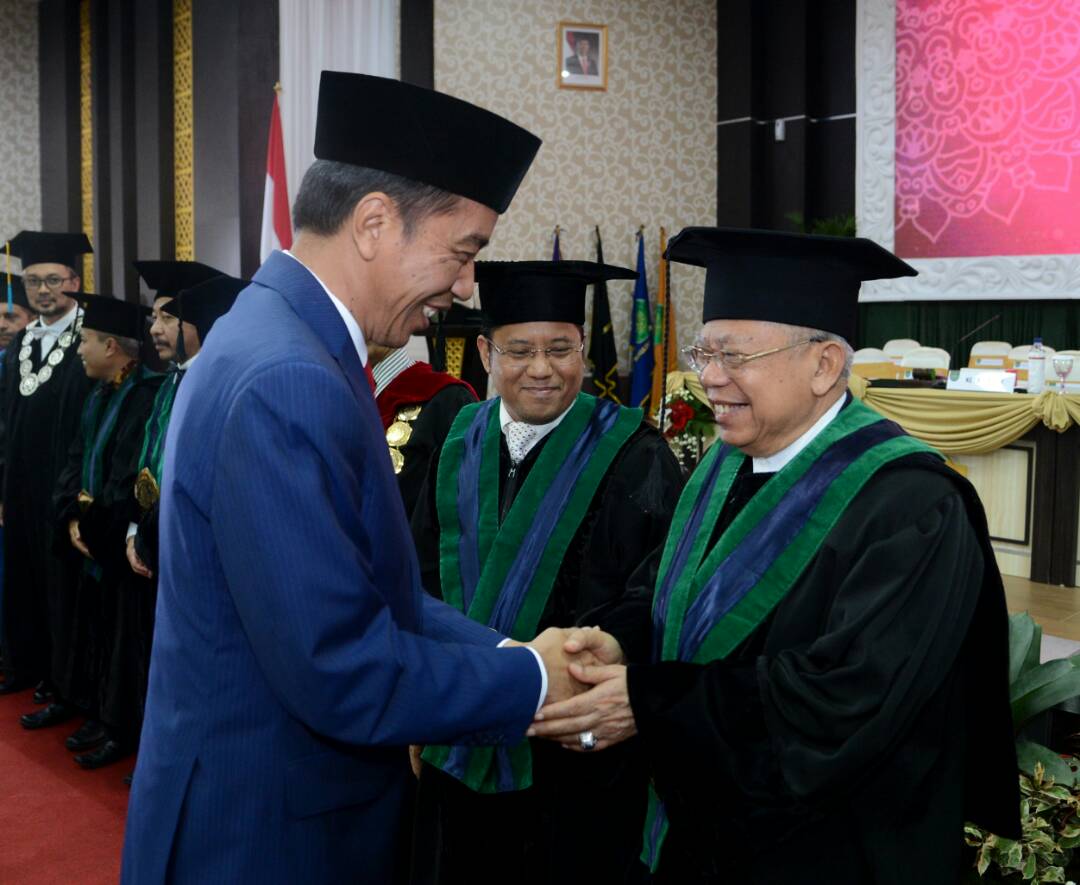 Presiden Joko Widodo menghadiri acara penganugerahan gelar Guru Besar K.H. Ma'ruf Amin di Aula Universitas Islam Negeri Maulana Malik Ibrahim Malang, pada Rabu, (24/5). (Foto: Biro Pers Setpres)