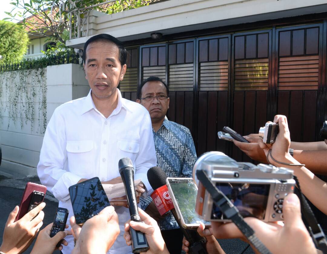 TENANG: Presiden Jokowi saat memberikan keterangan pers tentang bom Kampung Melayu Jakarta di kediamannya Solo. (Foto Biro Pers/Setpres)