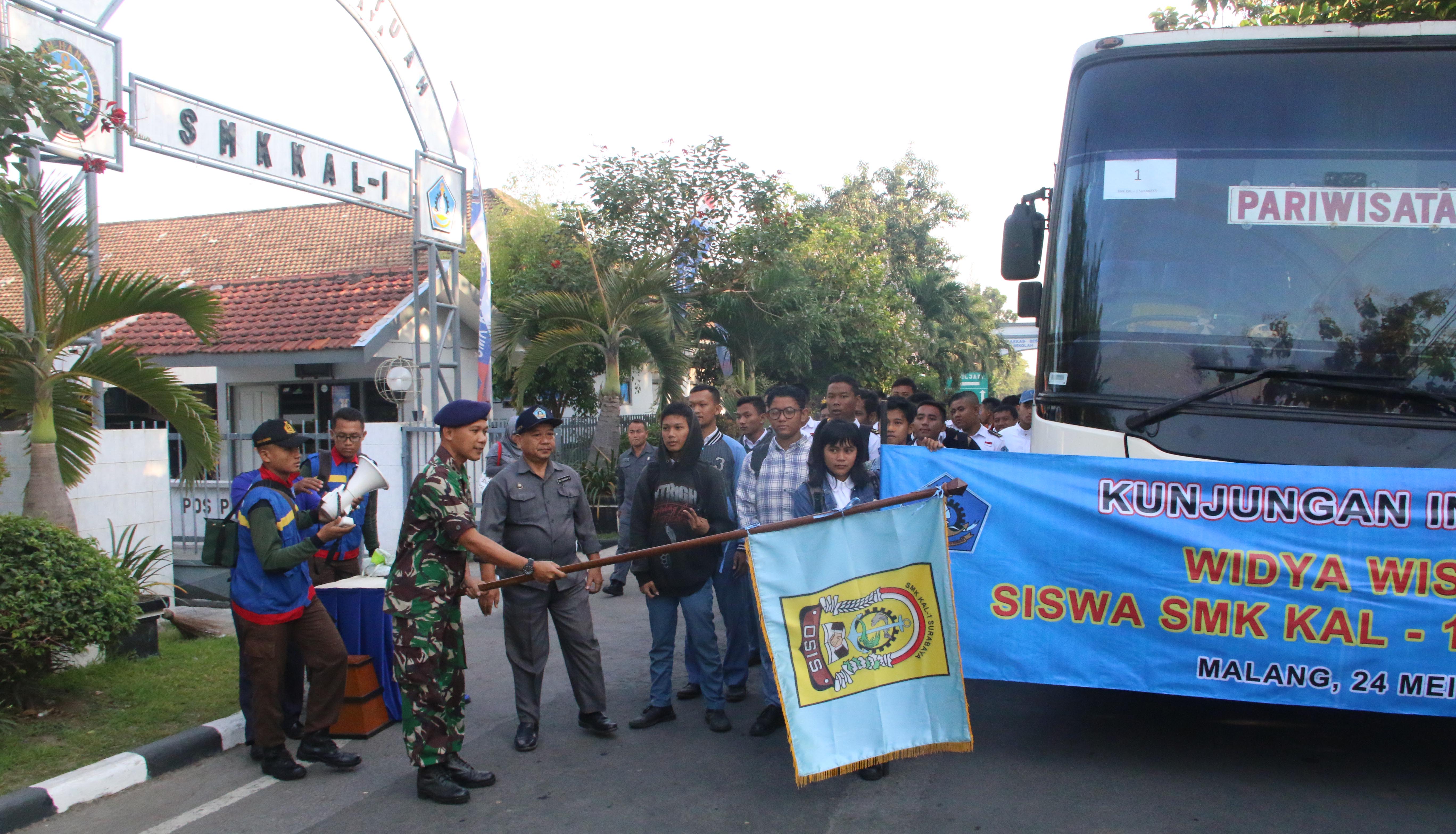 Kepala Sekolah SMK KAL-1 melepas keberangkata Widya Wisata siswa-siswinya ke Kebun Teh Wonosari Singosari dan Selecta Malang