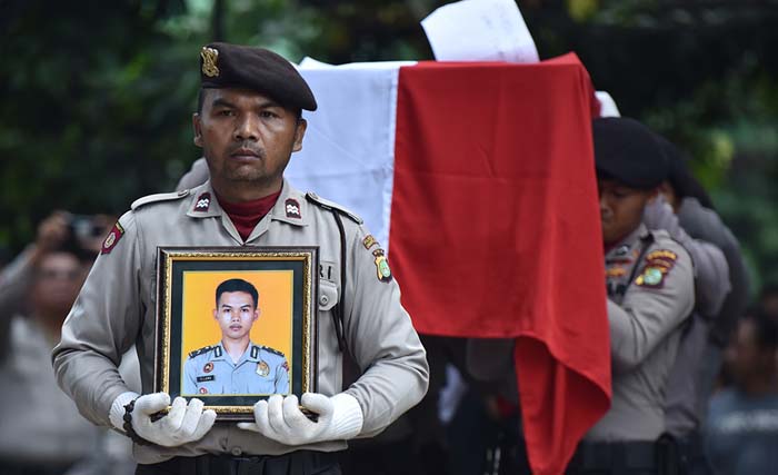 Personel kepolisian membawa jenazah anggota Satuan Shabara Polda Metro Jaya Briptu (anumerta) Imam Gilang Adinata ketika upacara pelepasan di Menteng Dalam, Jakarta, Kamis (25/5). Briptu (anumerta) Imam Gilang Adinata yang menjadi salah satu dari tiga petugas kepolisian korban ledakan bom di Terminal Kampung Melayu pada (24/5) akan dimakamkan di Klaten, Jawa Tengah. (foto: wahyu putro/antara)