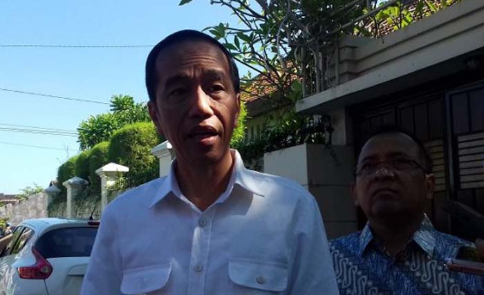 Presidena Jokowi di kediamannya di Solo memberi keterangan pers tentang kasus bom Kampung Melayu, hari Kamis (25/5) siang, didampingi Menseknek  Pratikno. (foto: tribun)