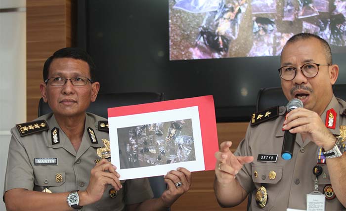 Kadiv Humas Mabes Polri Irjen Pol Setyo Wasisto (kanan) didampingi Kabagpenum Divhumas Polri Kombes Pol Martinus Sitompu (kiri) menunjukkan barang bukti serpihan bom Kampung Melayu ketika memberikan keterangan pers di Mabes Polri, Jakarta, Kamis (25/5). Mabes Polri menyerukan kepada masyarakat Indonesia untuk tidak takut kepada terorisme dan tiga anggota polisi yang meninggal dalam kejadian tersebut mendapat penghargaan kenaikan pangkat Briptu Anumerta. (foto: reno esnir/antara.