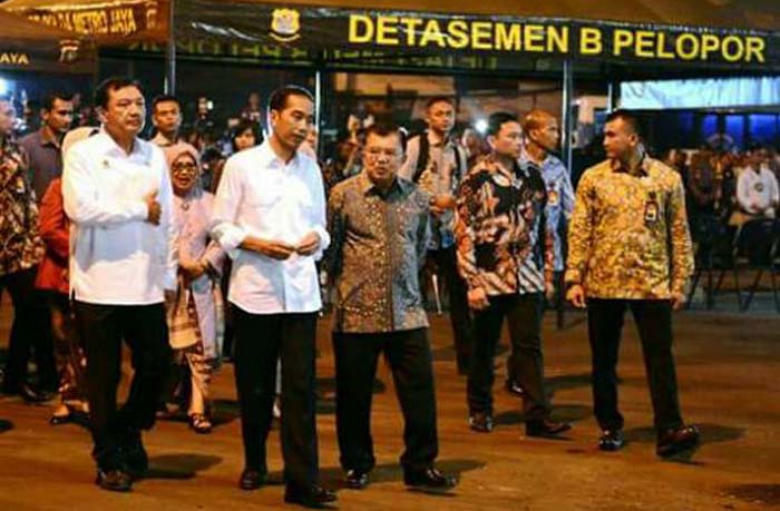 Presiden Jokowi dan Wapres Jusuf Kalla didampingi Kepala BIN Budi Gunawan meninjau lokasi ledakan bom di Kampung Melayu, hari Kamis (25/5) malam. (foto: asmanu)