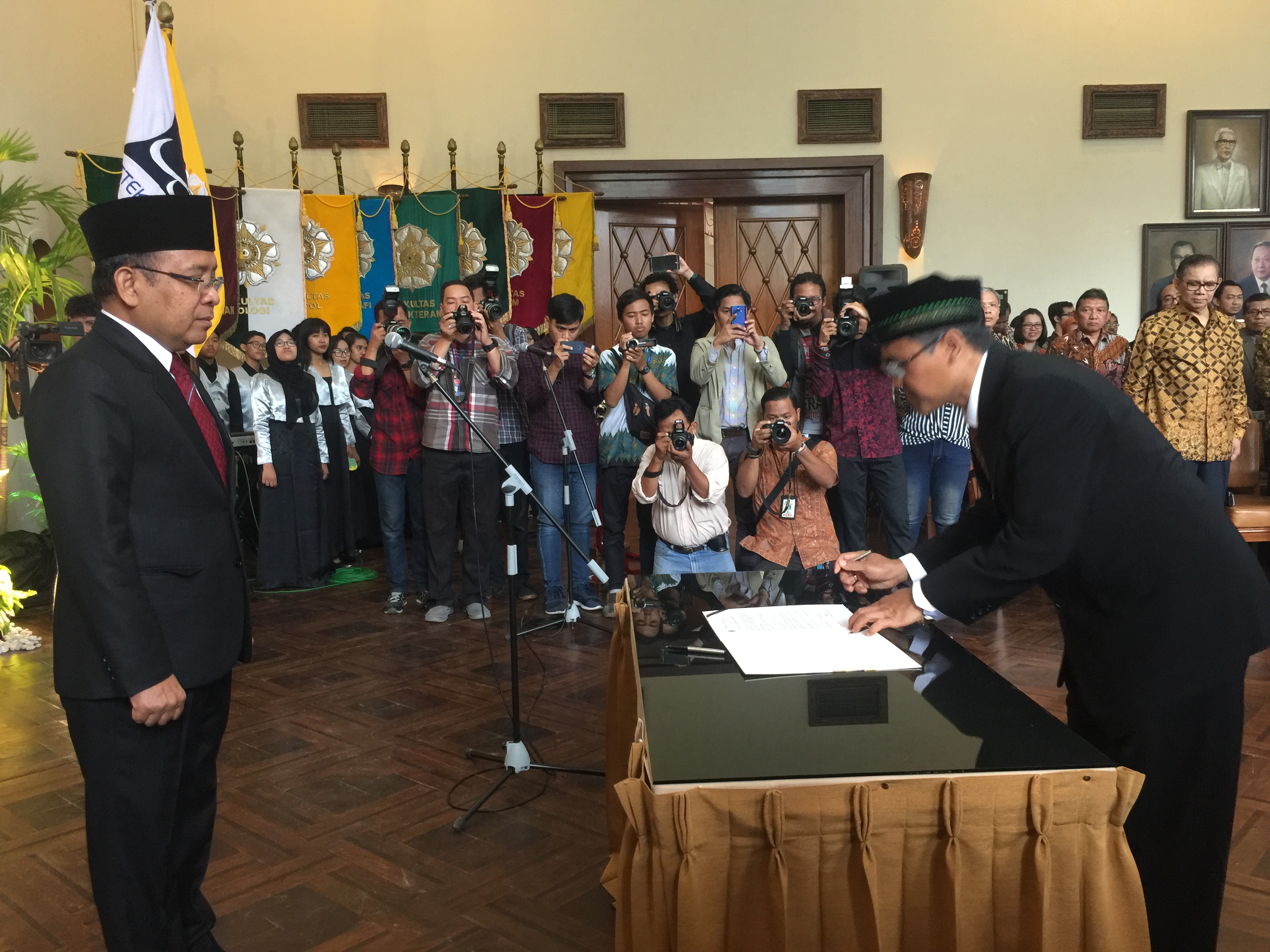 PELANTIKAN: Rektor baru Prof Dr Panut Mulyono dilantik Ketua MWA Prof Dr Pratikno di Ruang Senat UGM. (Foto istimewa)