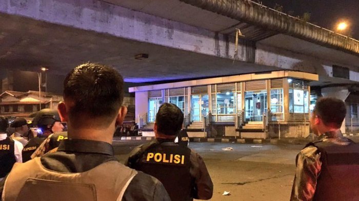 TKP di halte Transjakarta di Kampung Melayu, Jakarta. (foto: tribun)