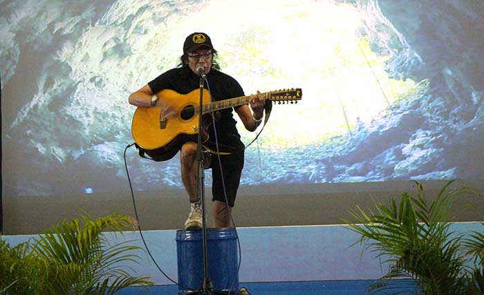 Leo Kristi, ketika tampil terakhir di Surabaya tanggal 7 Oktober 2016, pada pembukaan PSLI ke IX di JX International. (foto: must Genthong)