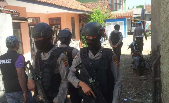 Densus 88 bersama ‎Polda Jawa Barat Jumat melakukan penggeledahan di sebuah rumah di Jalan Rancasawo, Margasari, Buahbatu, Kota Bandung, (foto: tribun)