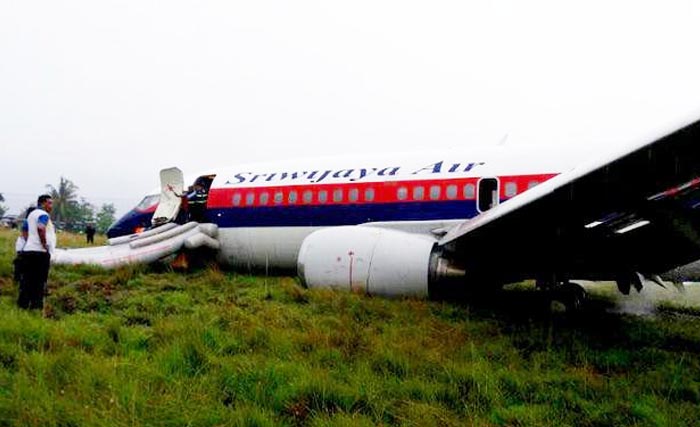 Pesawat Boeing 737-300 milik Sriwijaya Air tergelincir di bandara Rendani, Manokwari, Papua Barat hari Rabu (31/5) pagi. Tidak ada korban meninggal dalam kecelakaan ini. (foto: istimewa)