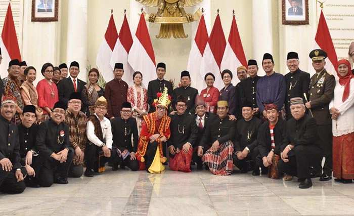 Presiden Joko Widodo bersama Wakil Presiden Jusuf Kalla (tengah) berfoto bersama dengan para Menteri Kabinet Kerja usai peringatan Hari Lahir Pancasila di halaman Gedung Pancasila Kementerian Luar Negeri, Jakarta, Kamis (1/6). Presiden menekankan tentang keberagaman suku bangsa, agama dan ras yang ada di Indonesia tetapi tetap harus bersatu membangun bangsa. (foto: puspa perwitasari/antara)