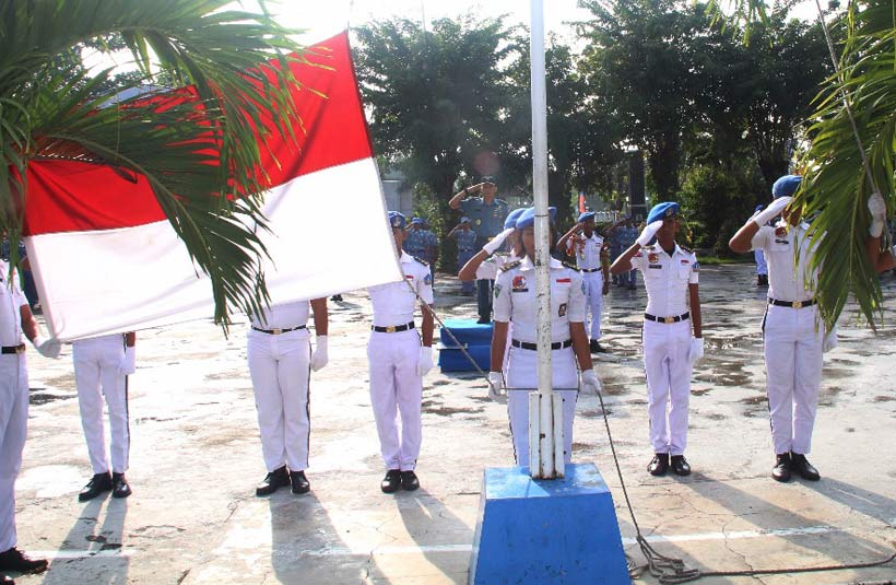 FOTO: Pasukan pengibar bedera PASKAL-1 saat menaikkan bendera dalam upacara Hari Pancasila 2017