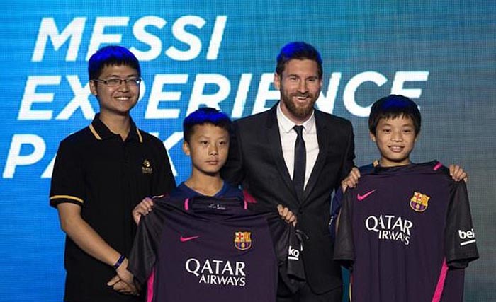  Lionel Messi  bertemu dengan para fans saat berada di Beijing hari Kamis 1 Juni 2017 kemarin. (foto:mailonline)