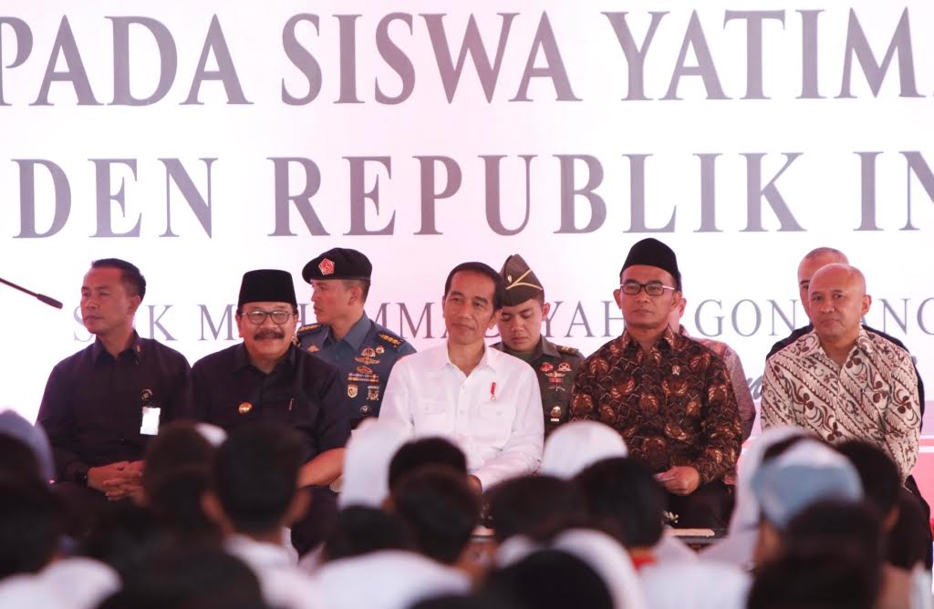 Gubernur Jatim Soekarwo saat mendampingi Presiden RI Joko Widodo bersama Mendikbud RI Muhadjir Effendi dan Staf Khusus Kepresidenan Teten Masduki Menyerahkan KIP kepada siswa yatim atau panti di SMK 7 Muhammadiyah Malang, Sabtu (6/3).