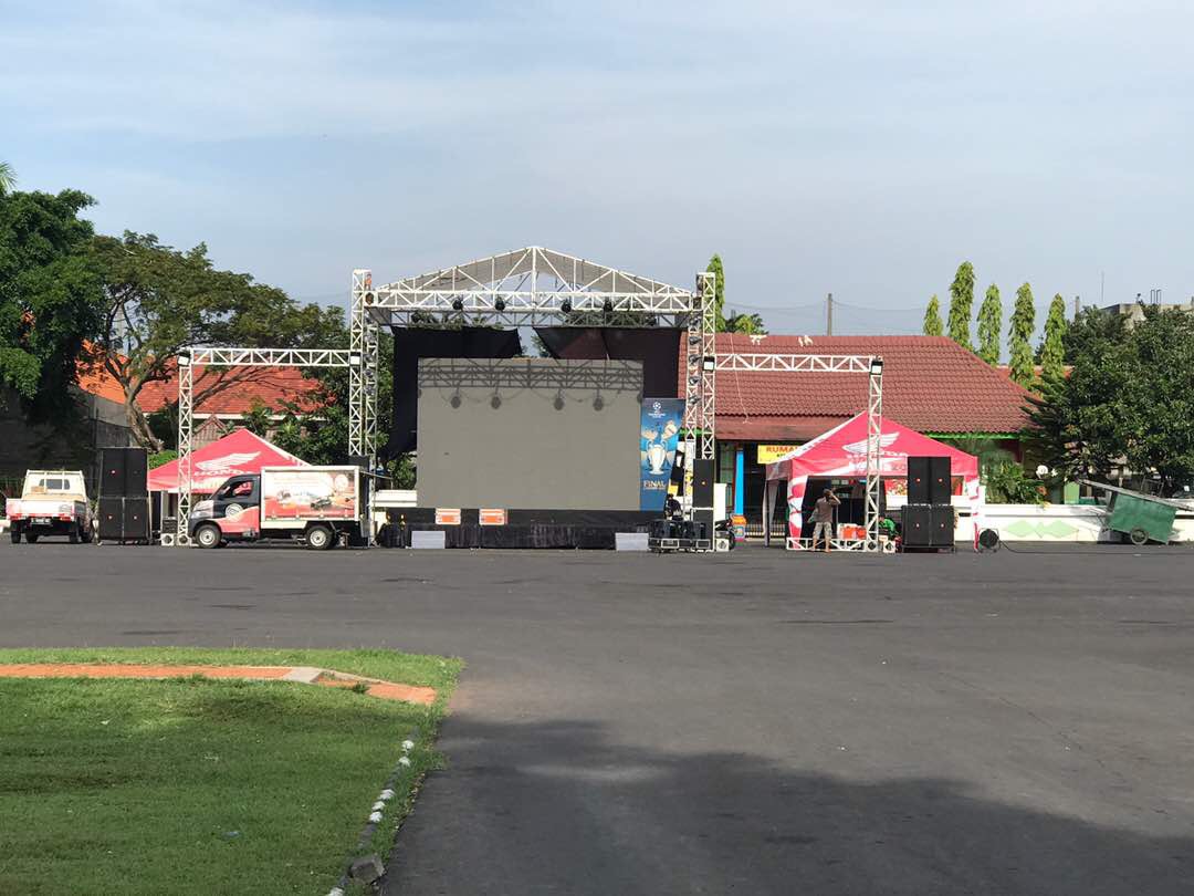 NOBAR: Panggung berlatar LED siap memuaskan penonton Nobar Final Liga Champions di Makodam V Brawijaya Surabaya. (Foto Istimewa)