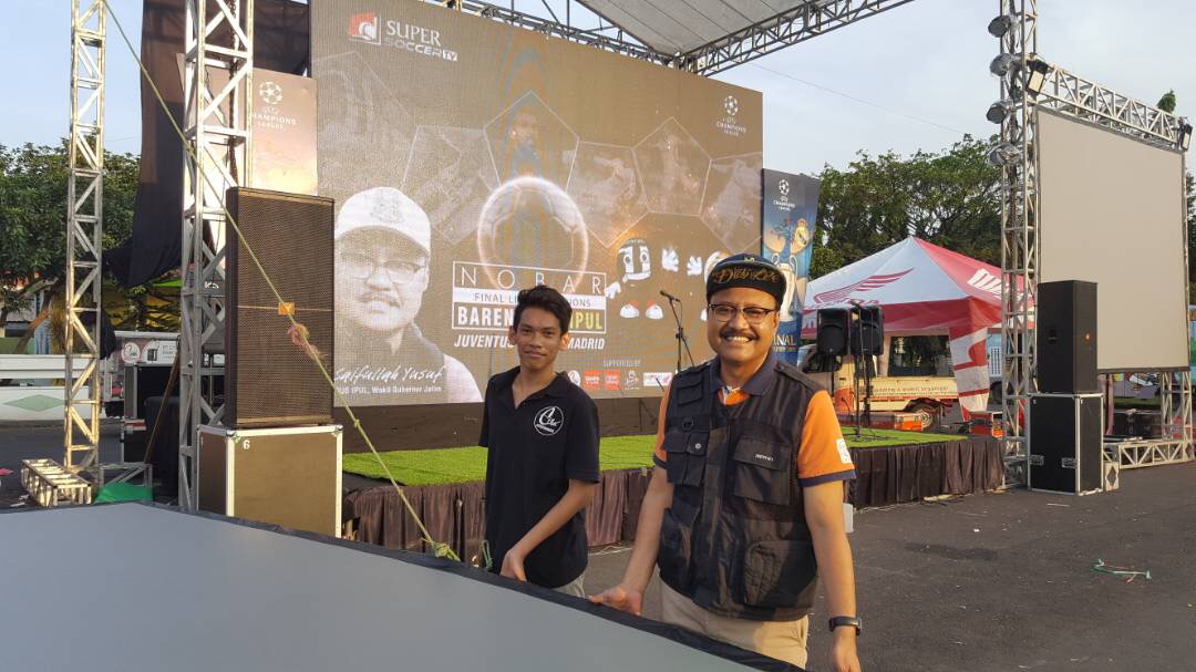 NOBAR: Gus Ipul melihat persiapan Nobar Final Liga Champions di Makodam V Brawijaya.