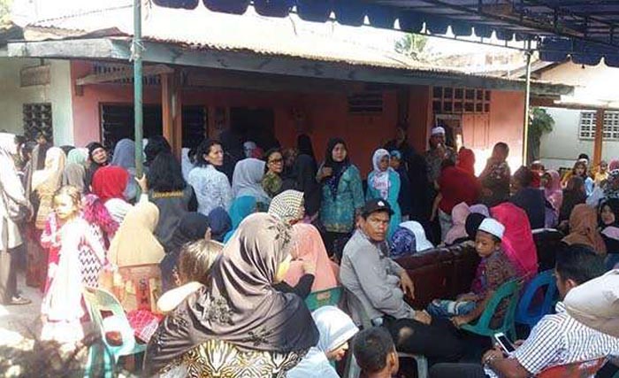 Pelayat tetangga ziarah ke rumah almarhum Bripka Jakamal Tarigan di Desa Manunggal, Kecamatan Helvetia, Medan. (foto: humas Polda Sumut)