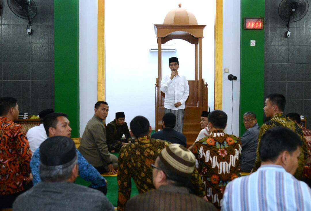 TARAWEH: Presiden Jokowi memberi sambutan di Masjid Jami' Assaadah Sentul, Bogor. (Foto Biro Pers Setpres)