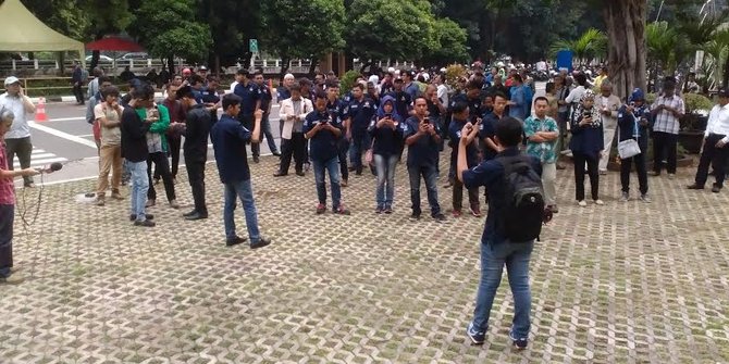 Puluhan simpatisan mantan Ketua Majelis Permusyawaratan Rakyat (MPR) Amien Rais berunjuk rasa di depan gedung Komisi Pemberantasan Korupsi (KPK), Senin (5/6). 