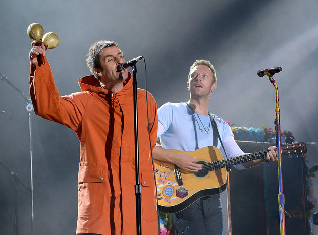 Liam Gallagher (kiri) dan Chris Martin (kanan) tampil dalam konser untuk korban bom Manchester, Minggu (4/6) waktu setempat.