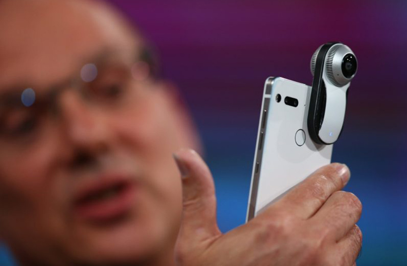 Andy Rubin memamerkan Essensial Phone. (FOTO: Android Headline)