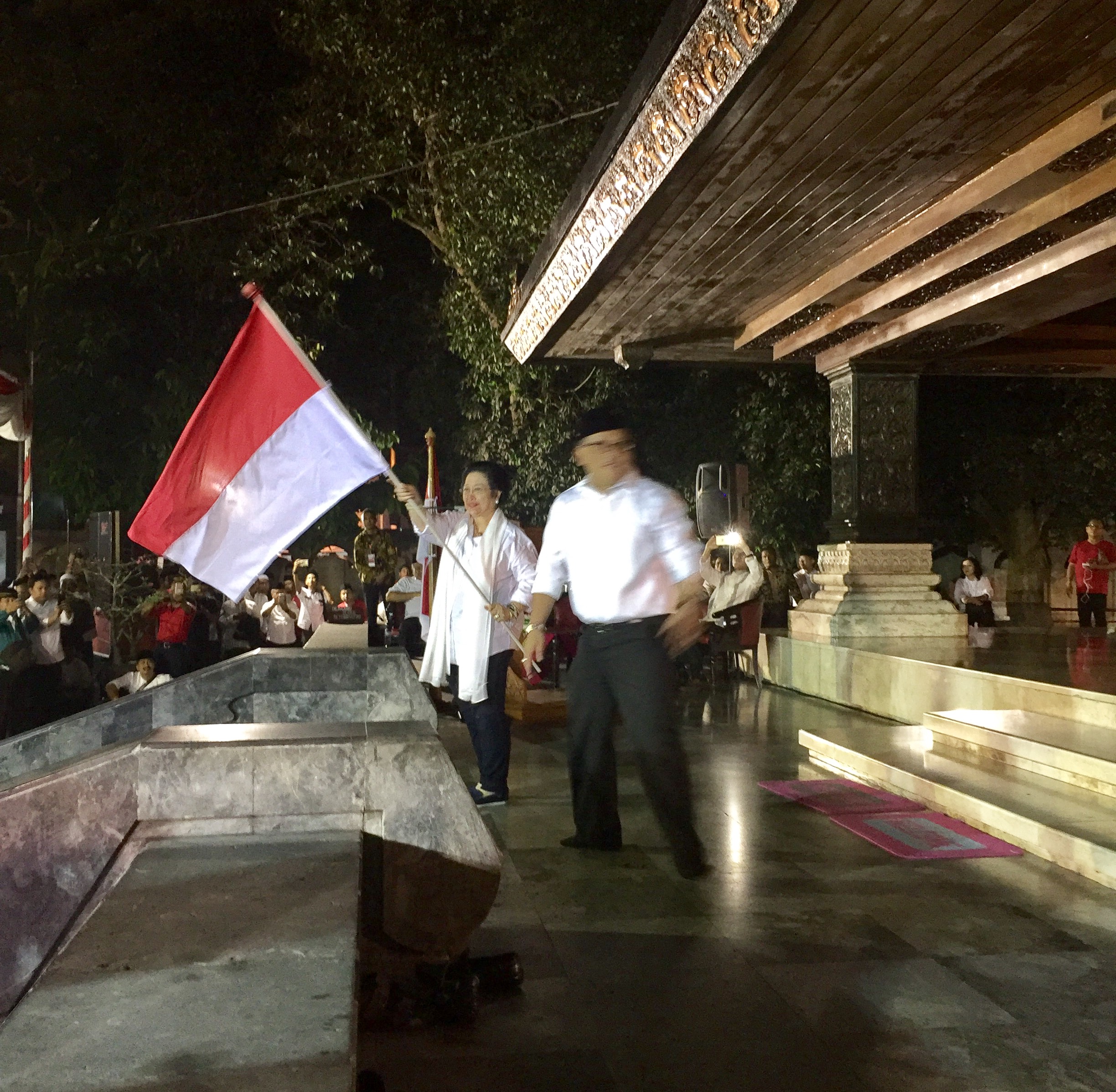 HARU: Megawati Soekarnoputri mengibarkan bendera di tengah peringatan Hari Lahir Bung Karno di Makam Bung Karno di Blitar.