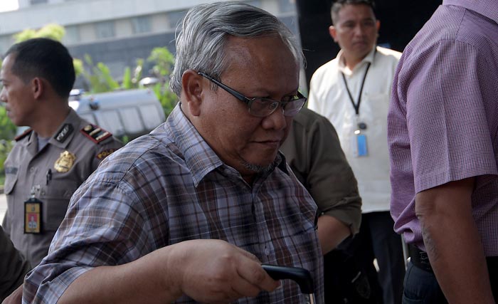 Kadis Pertanian Provinsi Jatim Bambang Heryanto (tengah) yang terjaring Operasi Tangkap Tangan (OTT) tiba untuk diperiksa di Gedung KPK, Jakarta, Selasa (6/6). KPK mengamankan enam orang diantaranya Ketua Komisi B DPRD Jatim dari fraksi Gerindra Mochamad Basuki, Kadis Pertanian Provinsi Jatim Bambang Heryanto, Kadis Peternakan Provinsi Jatim Rohayati dan tiga staf dalam OTT di Surabaya, Jawa Timur, Senin (5/6) siang. (foto: sigid kurniawan/antara) 