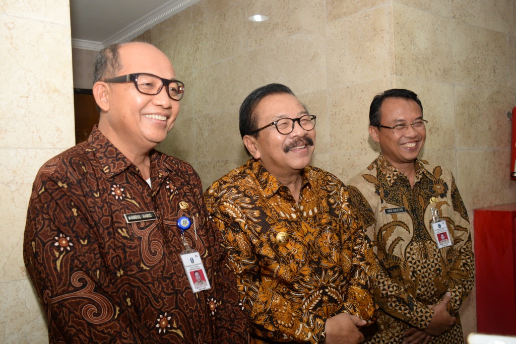 Pakde Karwo bersama kedua plt dinas peternakan, dan dinas pertanian. (foto: ngopibareng.id)