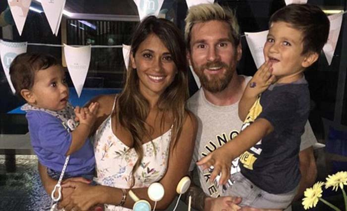 Lionel Messi bersama  Antonella Roccuzzo dan kedua anak mereka. Messi akan menikahi  Antonella  30 Juni mendatang di Argentina. (foto:dokumentasi)