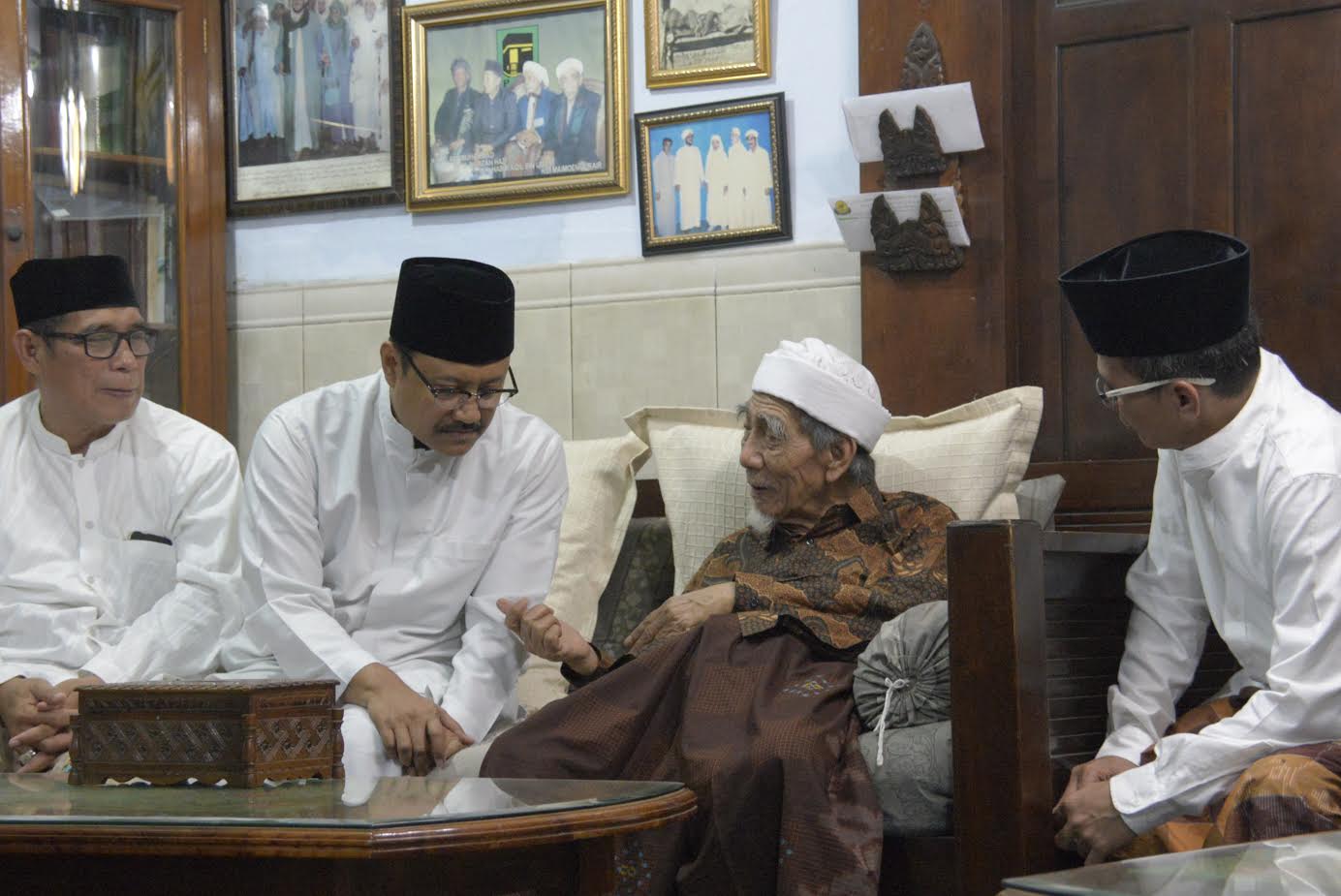 Wagub Jatim Saifullah Yusuf silahturahmi dengan KH Maimun Zubair saat hadiri Haul KH Zubair Dahlan di PP AL Anwar Kabupaten Rembang  Jawa Tengah, Jumat  (9/6). (Foto: Humaspemprov)