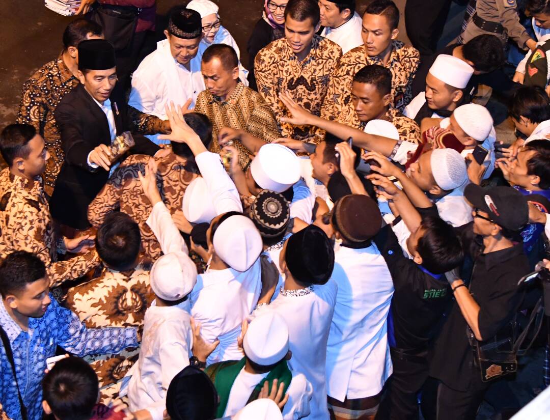 MEMIKAT: Presiden Jokowi di antara para Santri Pondok Pesantren Cipasung, Tasikmalaya, Jumat malam (9/6/2017). (Foto Biro Pers/Setpres)