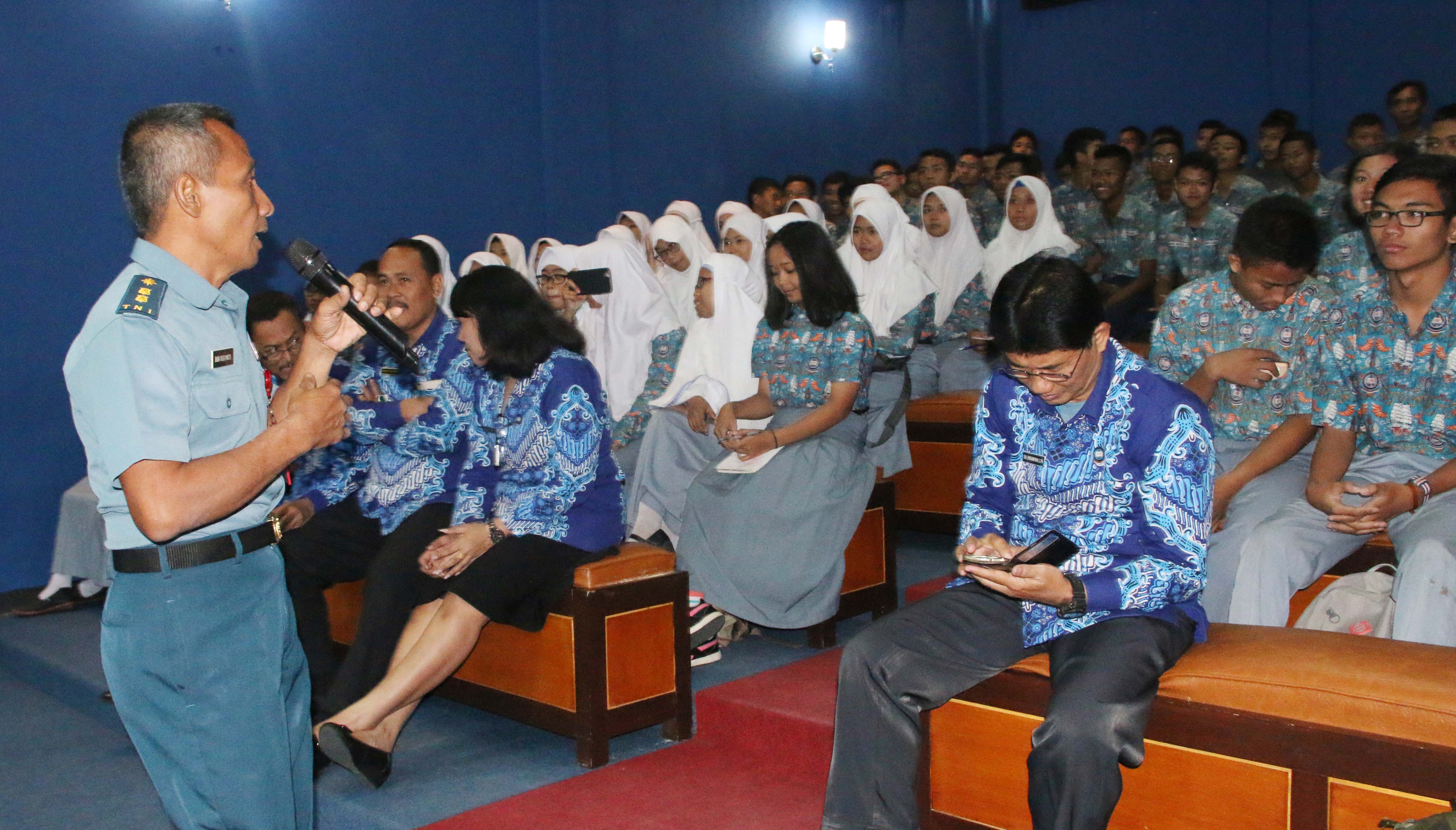 Kasubdis Puan Dispotmar Koarmatim  Letkol Laut(P) Budi Rusyanto menyampaikan materi Pendalaman Pancasila di hadapan siswa-siswi  tingkat SMA-SMK se Yayasan Hang Tuah Surabaya