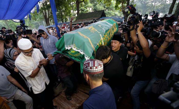 Jenazah Yuli Rachmawati alias  Julia Perez tiba di TPU Pondok Ranggon, Cibubur, Jakarta Timur, hari Sabtu (10/6) sore. (foto:kompas.com)