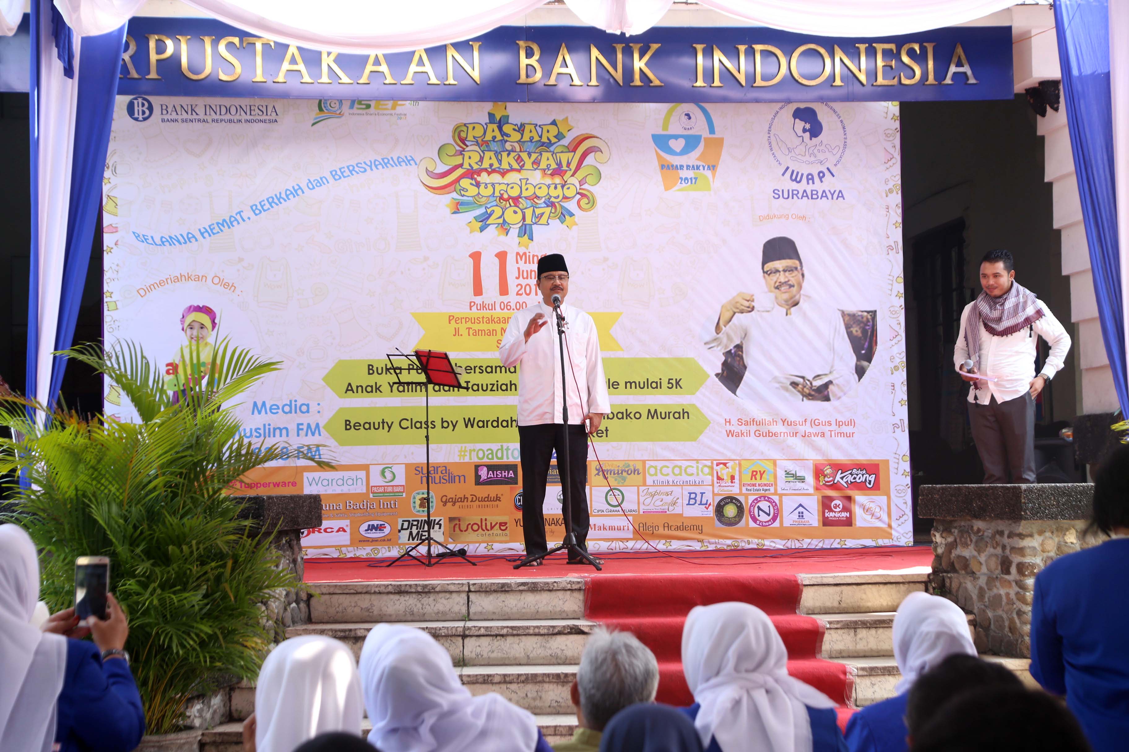 Wakil Gubernur Jatim Gus Ipul saat membuka Pasar Rakyat Suroboyo Tahun 2017 di halaman Perpustakaan Bank Indonesia, Jl. Darmo Surabaya, Minggu (11/6). (foto: Istimewa)