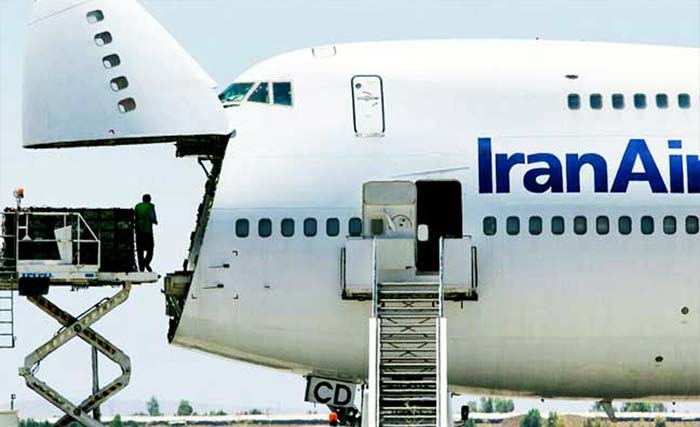 Pesawat kargo Iran Air sedang loading barang-barang di Bandaha Teheran untuk diterbangkan ke Qatar. (foto: afp) 