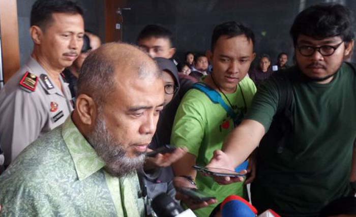 Patralis Akbar akan menjalani sidang perdana di Pengadilan Tipikor Jakara, hari Selasa (13/6) siang. (foto:kompas.com)