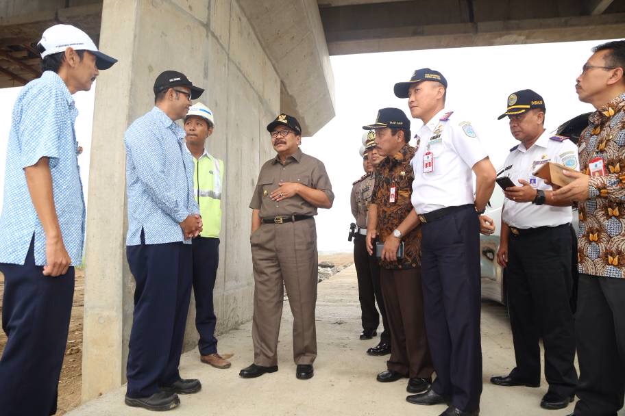 Gubernur Jatim Soekarwo (Pakde Karwo) meninjau infrastruktur jalan je;ang lebaran tahun 2017, Selasa (13/6). (Foto:Humas)