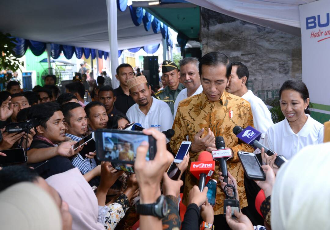 Presiden menjawab pertanyaan jurnalis di halaman Masjid Mubarok, Penjaringan, Jakarta Utara, Selasa (13/6). (Foto: Biro Pers Setpres)