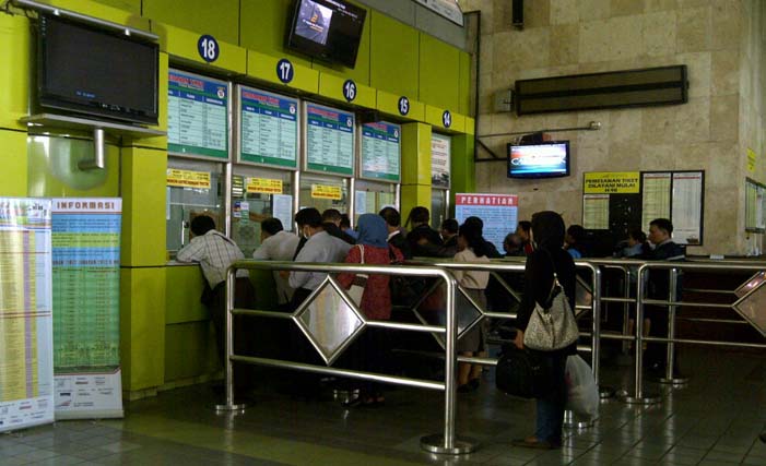 Calon penumpang antri di loket Stasiun Gambir, Jakarta Pusat. (foto:dokumentasi)