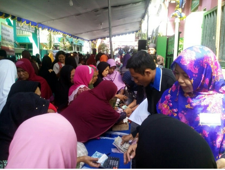 Pasar Sembako yang digelar di Rungkut Tengah III, Surabaya ramai diserbu pembeli, untuk minyak goreng dan bawang putih. (foto: ngopibareng.id)