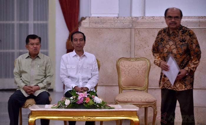 Presiden Jokowi dan Wapres JK beserta Ketua BAZNAS Bambang Sudibyo. (foto: dokumentasi)