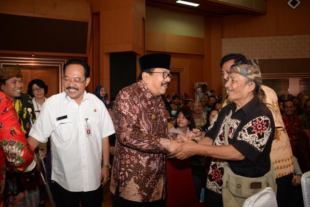 Pakde Karwo bersalaman dengan para seniman yang hadir di Gedung Pertemuan Dinas Pariwisata prov. Jatim, Rabu (14/6) pagi. (Foto: Humas Pemprov)