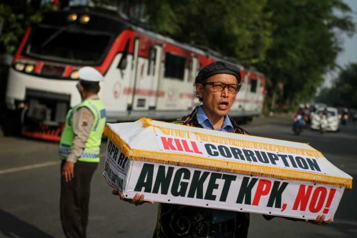 Warga membawa peti mati saat melakukan aksi unjuk rasa menolak hak angket terhadap KPK di Solo. (Foto: Beritagar)