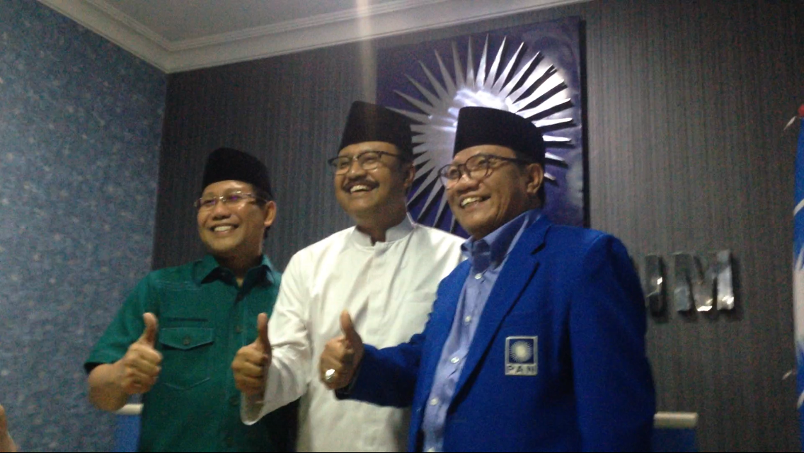 Dari Kiri, Ketua DPW PKB Abdul Halim Iskandar, Saifullah Yusuf (Gus Ipul), dan ketua DPW PAN Masfuk, usai pertemuan silaturahmi politik di Kantor DPW PAN Jatim, Rabu (14/6) malam. (Foto: frd)