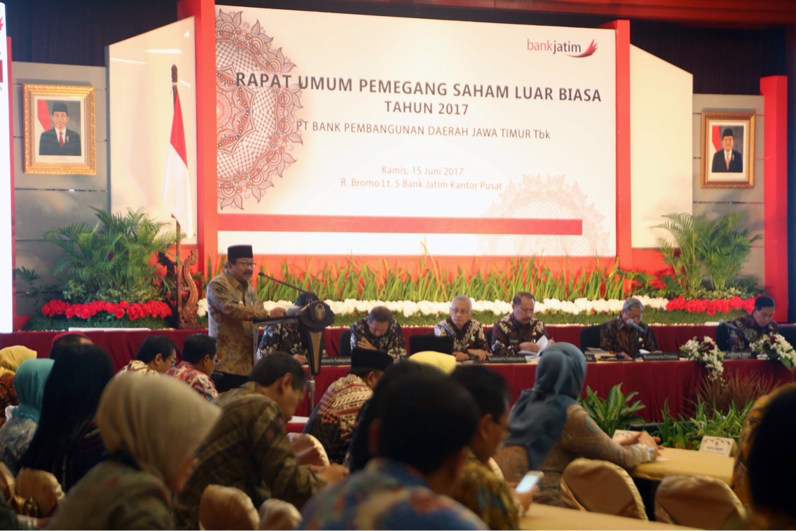 Gubernur Jatim Soekarwo (Pakde Karwo) saat Rapat Umum Pemegang Saham Luar Biasa (RUPS-LB) Tahun 2017 PT. Bank Pembangunan Daerah Jawa Timur, Tbk di Ruang Bromo Kantor Pusat Bank Jatim, Jl. Basuki Rakhmad 98-104 Surabaya, Kamis (15/6). (Foto: Humas Pemprov)