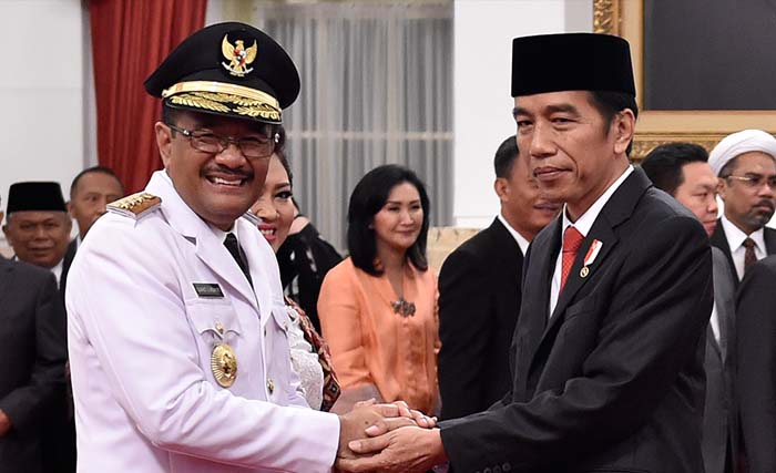 Presiden Joko Widodo  memberi ucapan kepada Gubernur DKI Jakarta Djarot Saiful Hidayat (kiri) beserta istri usai pelantikan di Istana Negara, Jakarta, Kamis (15/6). Djarot Saiful Hidayat dilantik menjadi Gubernur DKI Jakarta untuk sisa masa jabatan tahun 2012-2017. (foto: antara)