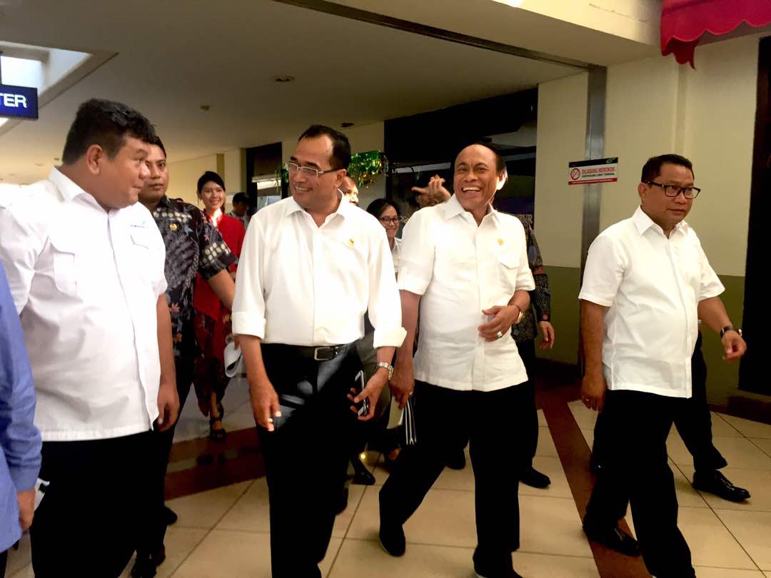 Menteri Perhubungan Budi Karya Sumadi bersama Ketua dan Anggota Komisi V DPR RI saat tinjau Bandara Juanda, Surabaya, Kamis (15/6). (foto: ngopibareng.id)