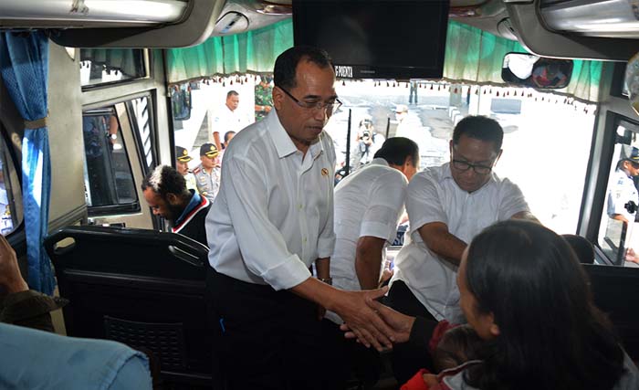 Menteri Perhubungan Budi Karya Sumadi (kiri) berbincang dengan penumpang bus Angkutan Kota Antar Provinsi (AKAP) saat melakukan inspeksi mendadak (sidak) di Terminal Purabaya (Bungurasih) Sidoarjo, Jawa Timur, Kamis (15/6). Inspeksi tersebut dilakukan untuk memeriksa kelayakan kendaraan umum dan keselamatan serta persiapan dalam menyambut arus mudik dan arus balik Lebaran 2017. (foto: umarul faruq/antara)